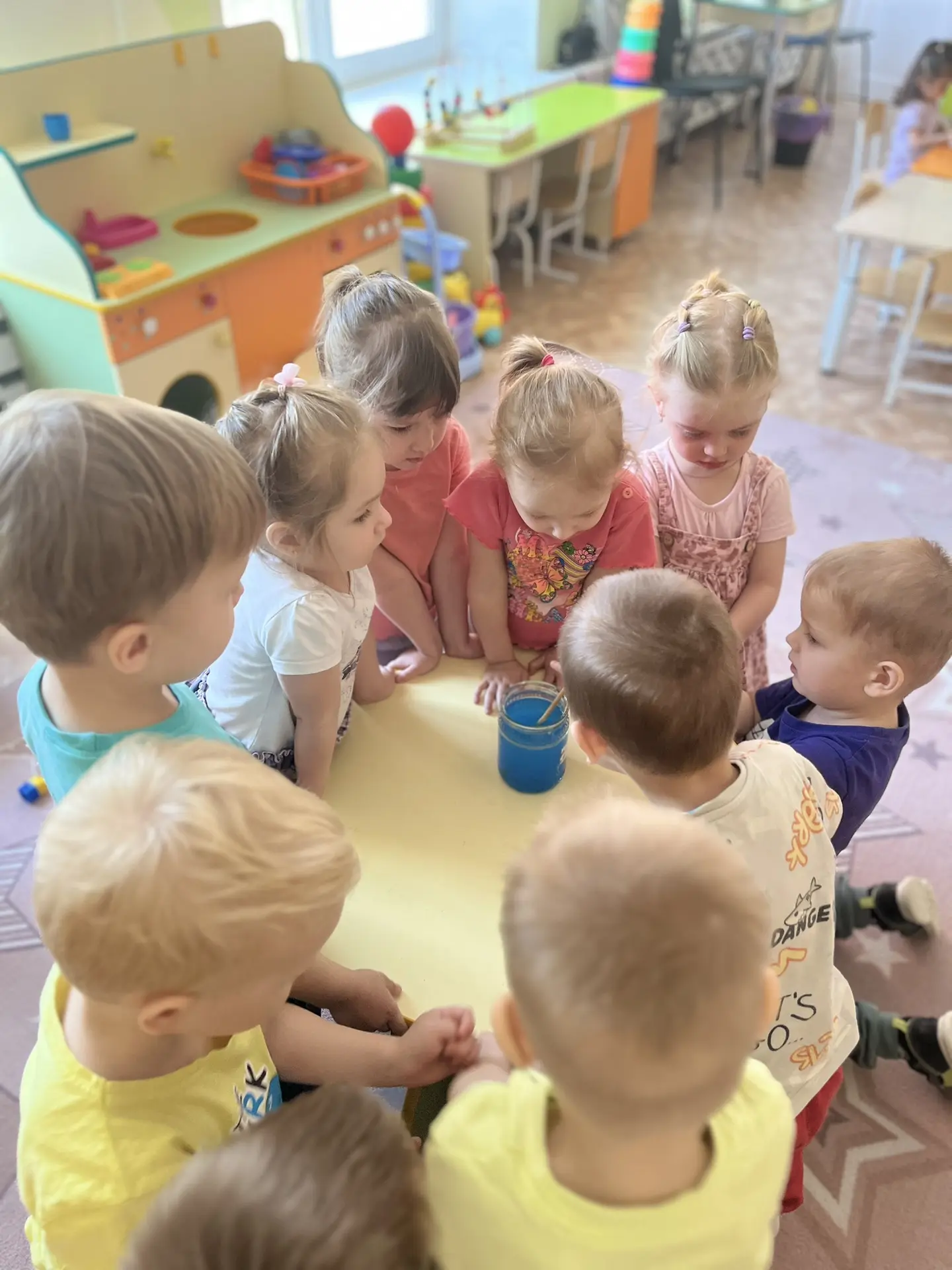 Эксперимент с водой, маслом и краской🧪🎨
Сегодня проводили увлекательный опыт для малышей: наблюдал