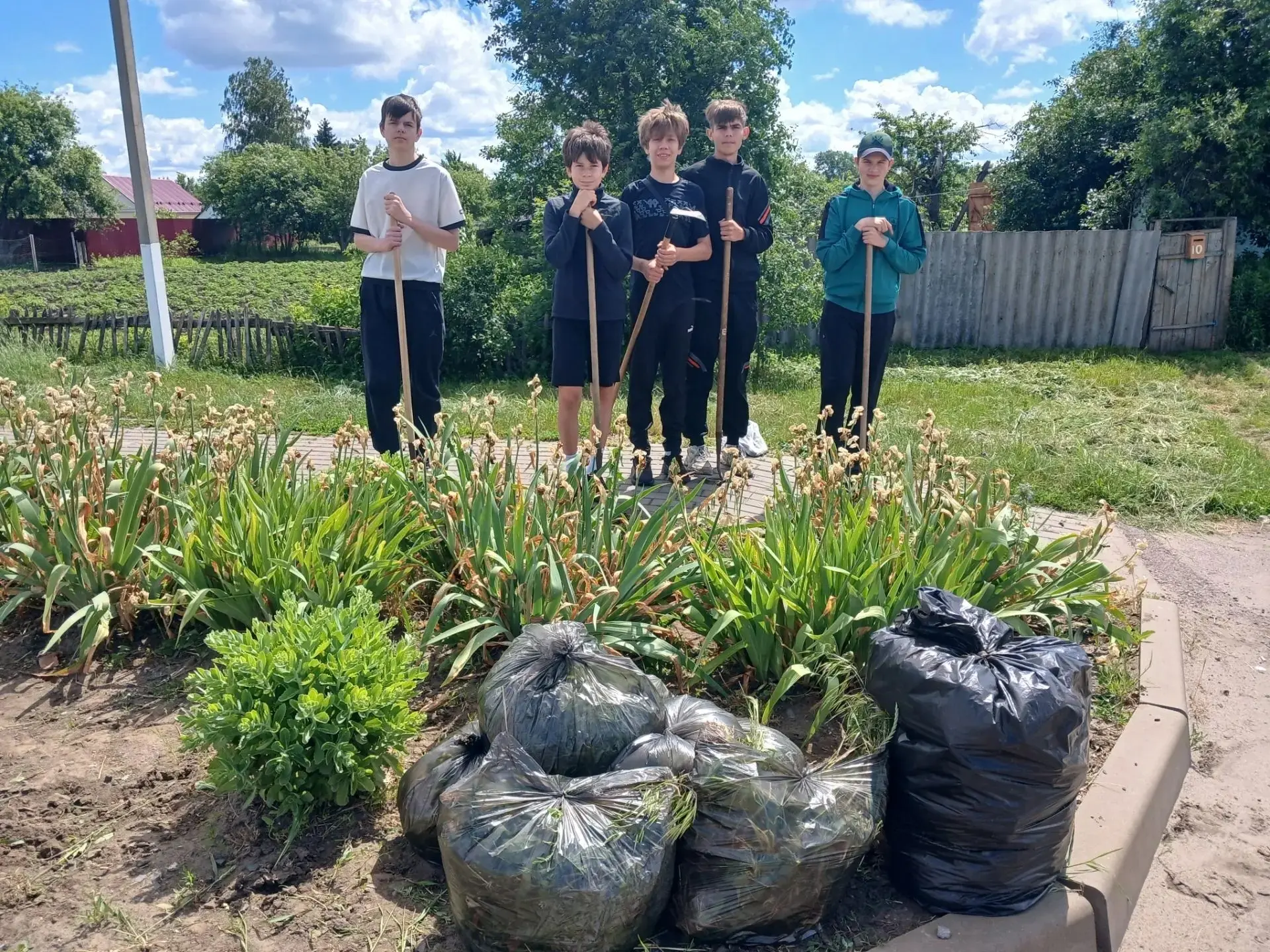 ✨🌿Наш лагерь труда и отдыха не сидит на месте — каждый день ребята активно включаются в полезную тр