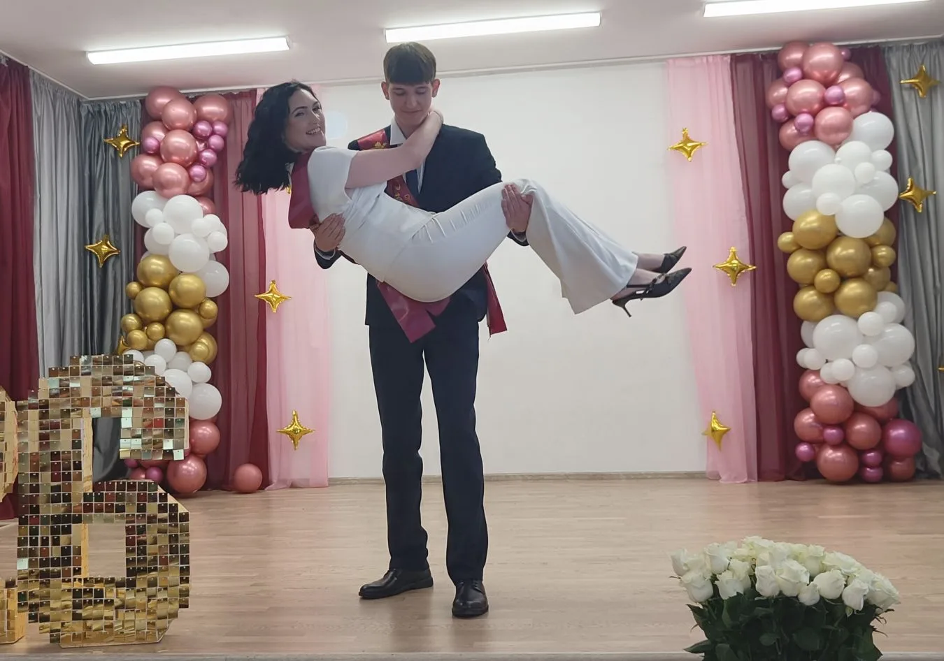🎉Сегодня в нашей школе состоялась торжественное мероприятие , посвященное празднованию Последнего з