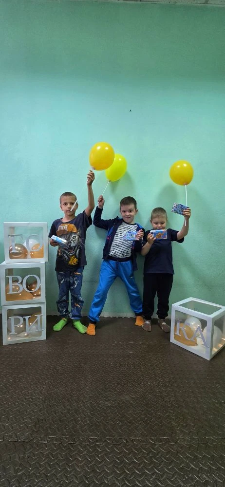 На фото — наши счастливые выпускники курса «Нейроподготовка к школе»! 🎉 Позади месяцы усердной рабо