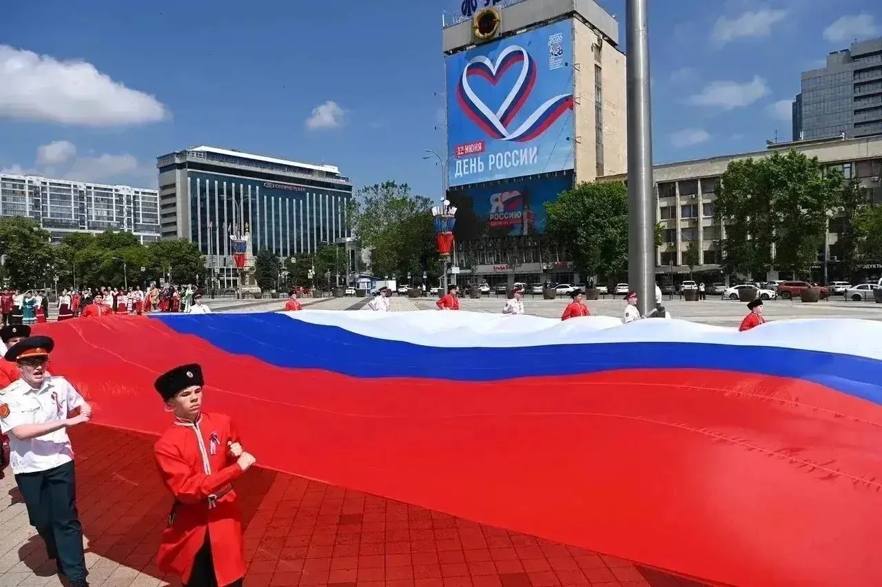 📷📷📷📷📷📷 Как отмечали День России в городах юга

Традиционно День России является для россиян вы