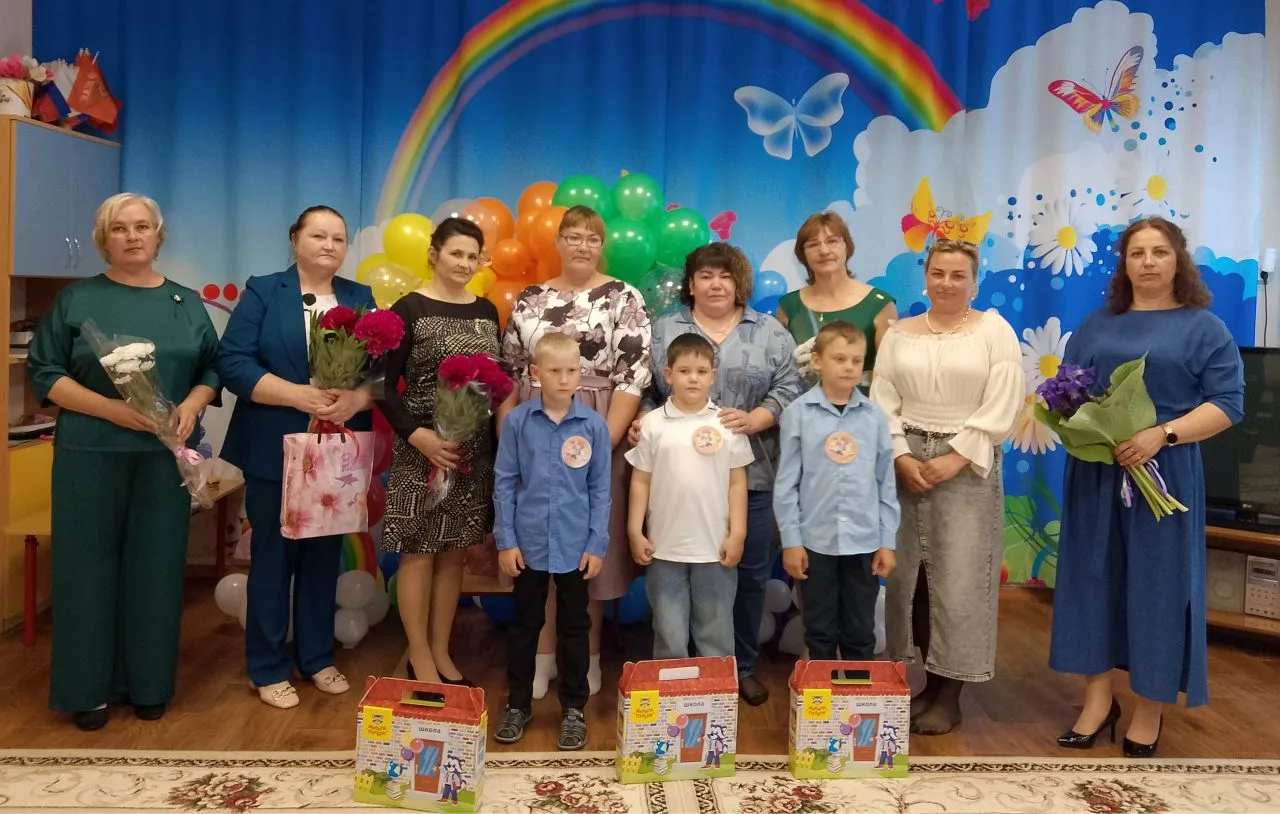 До свидания, детский сад! Здравствуй, школа! 
Вот от чего-то зал притих, 
В глазах восторг и грусть 