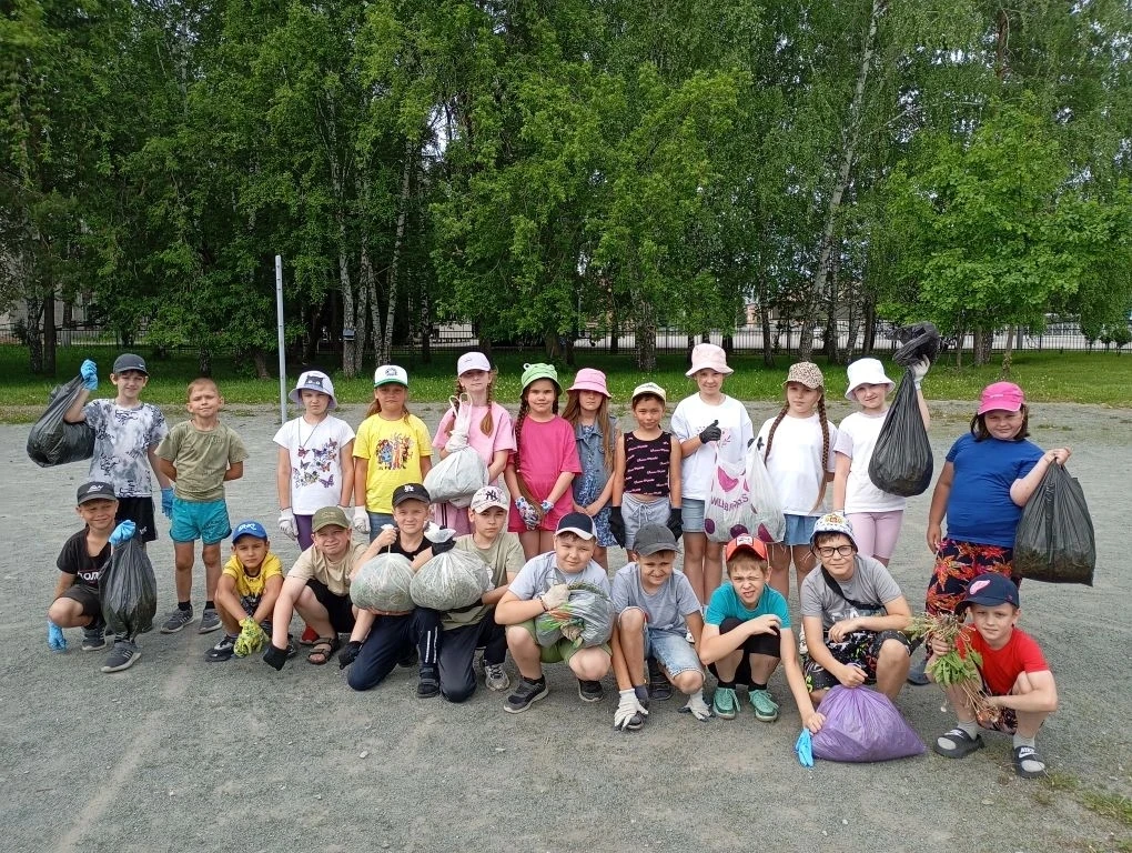 🌞11 июня утро в🌈 "Радуге" началось с пользы! 
🧹🧤🪣 Сегодняшний день в лагере выдался не только в
