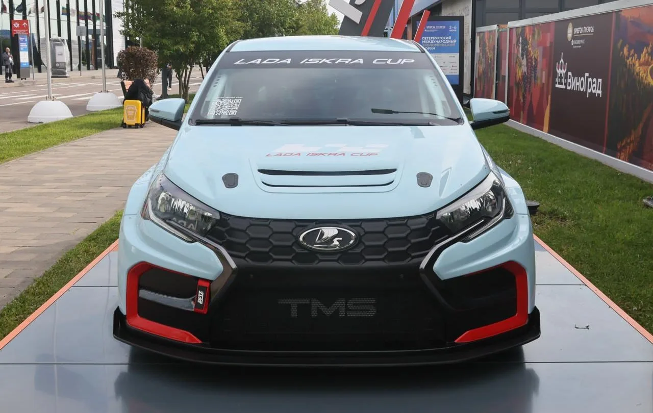 На ПМЭФ-2026 АвтоВАЗ представил гоночную Lada Iskra TMS, созданную совместно с TMS Motorsport для уч