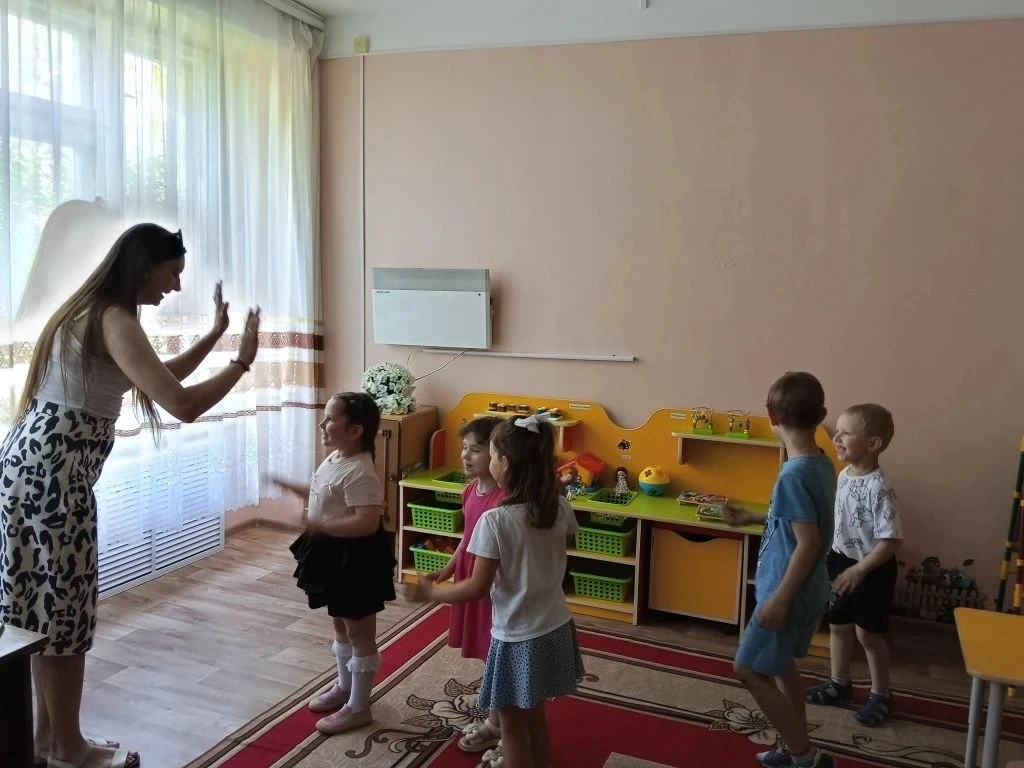Учитель-дефектолог Круглова А.А. и социальный педагог Ситова В.Д. провели развлечение "Поляна сказок