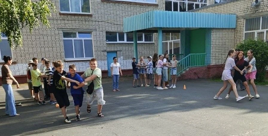 🌅 «Краски лета»: волшебный вечер игр и веселья для школьников 🌅

☀️ На базе МАОУ «Гимназия № 1» сп
