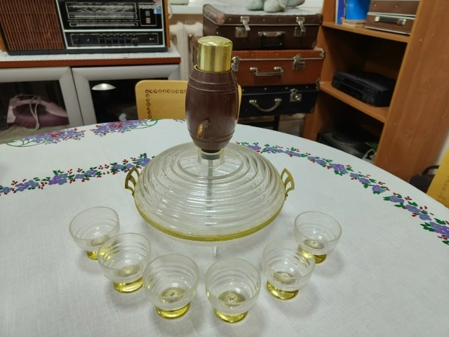 «Разливайка из прошлого: как устроен винтажный диспенсер»
🍶 В нашей музейной коллекции появился нео