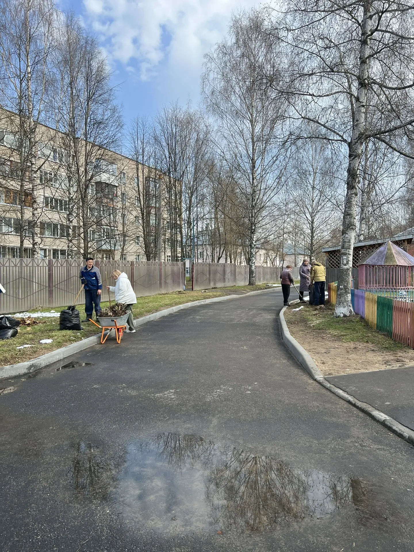 🟣В апреле в МКДОУ 61 состоялись субботники! 

Спасибо всем сотрудникам! 

Сделаем наш город чище!