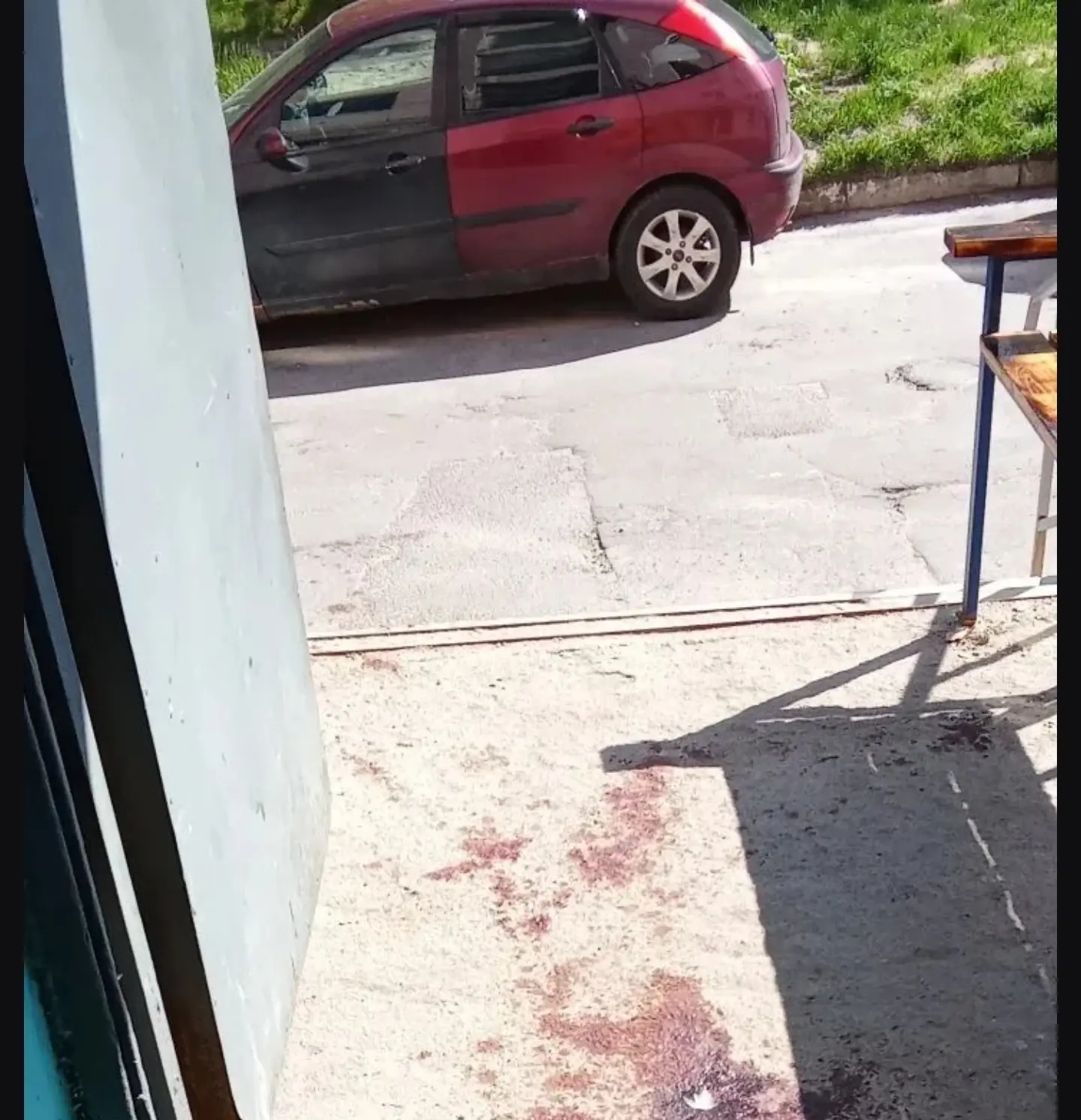 👀 Выяснилось, что на Комсомольской, 23 мужчина по какой-то причине разбил стекло в автомобиле рукой