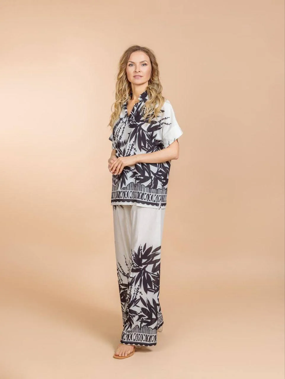 Брючный костюм 
Индия.
Вискоза лен.
Размеры 
S,M, L, XL 
Цена со скидкой 
50 %
3750 рублей
