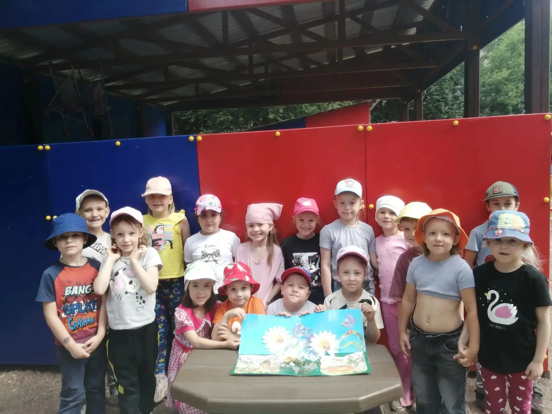 На лугу, цветов не счесть!
Васильки, ромашки есть, 
Колокольчик голубой, 
Всем качает головой, 
Мила