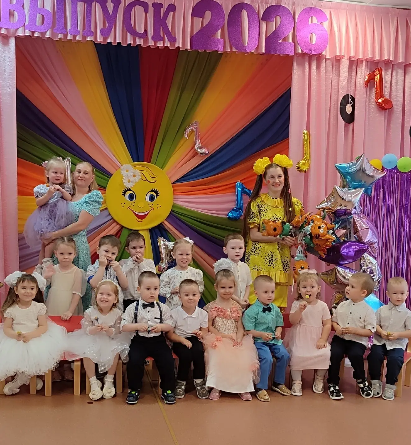 👶Дети группы  "Солнышко" попрощались с ясельками и показали, как сильно выросли!🚀На праздник к реб