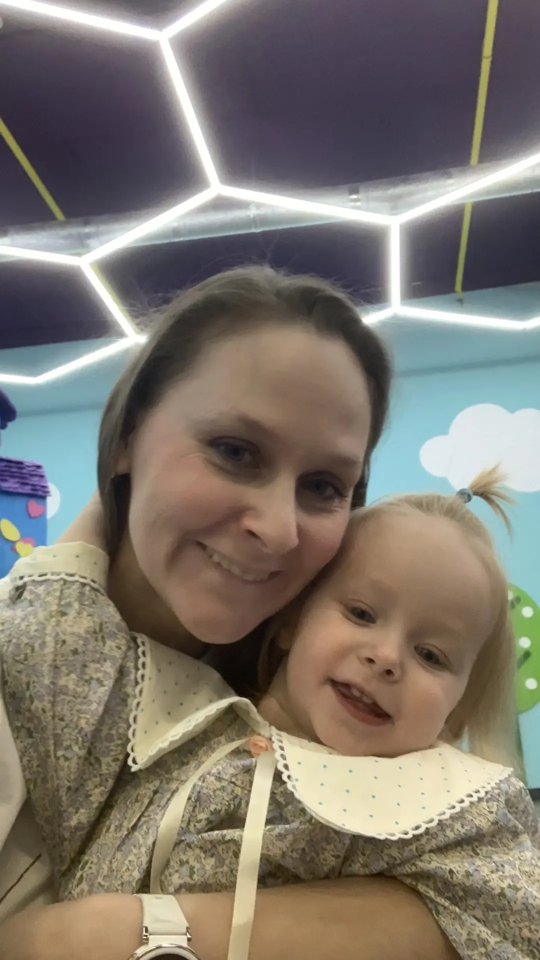 Я стала мамой в 35.

Мы всё ещё ходили в теплых куртках, прятали уши в капюшоны поглубже, ждали тепл