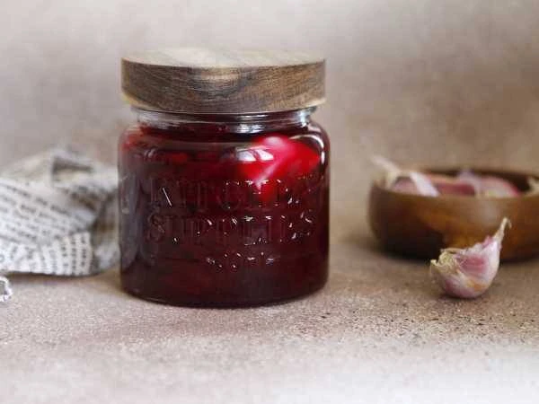 СВЕКОЛЬНАЯ ЗАСОЛКА 🥬

ИНГРЕДИЕНТЫ:
Свёкла — 3 шт. (примерно 470 г)
Чеснок — 2 зубчика
Соль — 1 ч. л