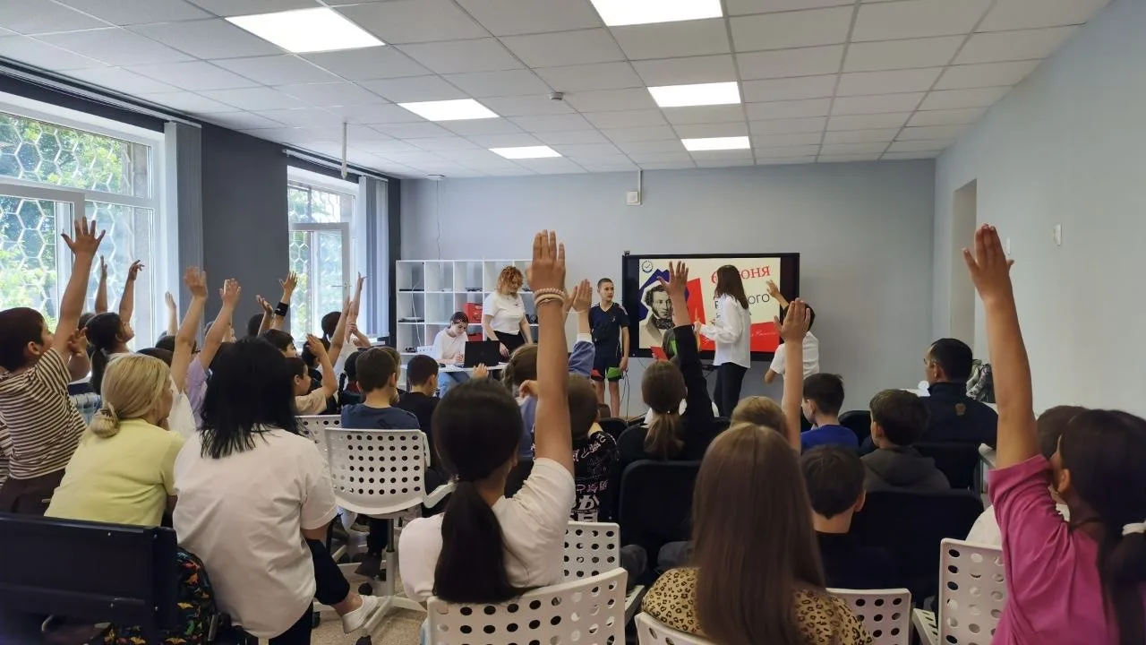 🗣 Борьба умов: «Грамотеи» против «Знатоков»!

3 июня в нашем пришкольном лагере День русского языка