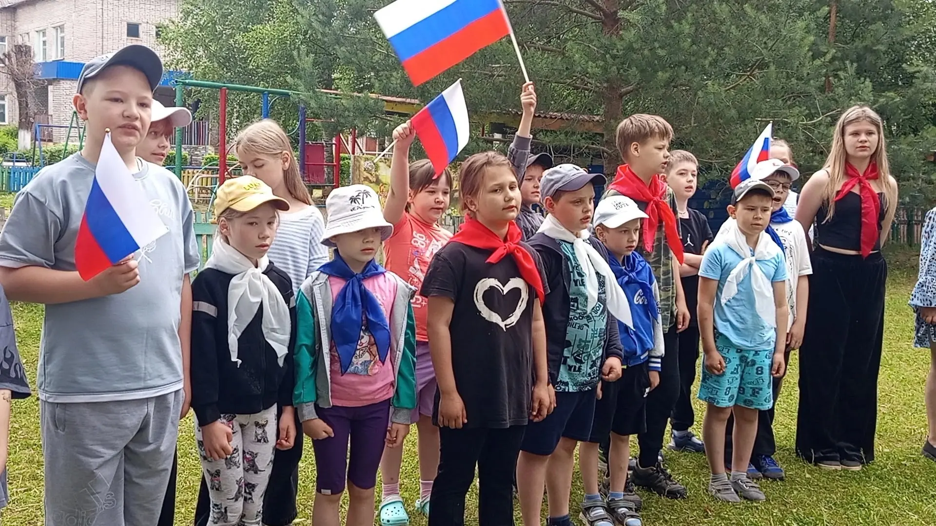 ---

Сегодняшний день в лагере посвящён приближающемуся празднику-Дню России.
День начался с торжест