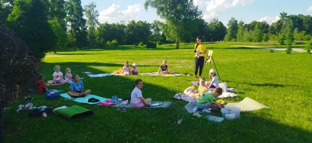 Дорогие друзья! ✨

Каждую субботу прямо перед зданием КСК в парке проходят креативные занятия на отк