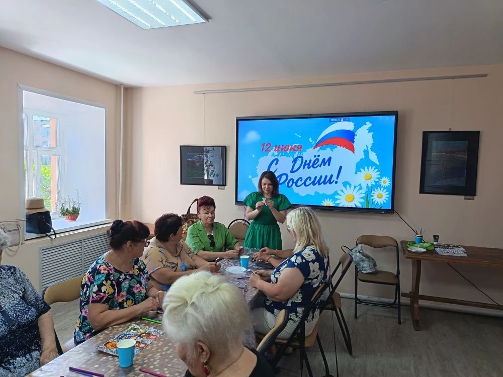 В преддверие празднования Дня России специалист срочного отделения совместно с сотрудниками Дома нар