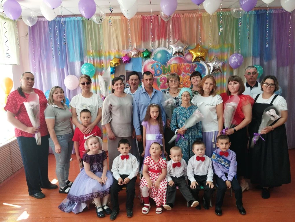 Маленький Эмиль сделал первый шаг во взрослую жизнь – сегодня у него был выпускной в дошкольной груп