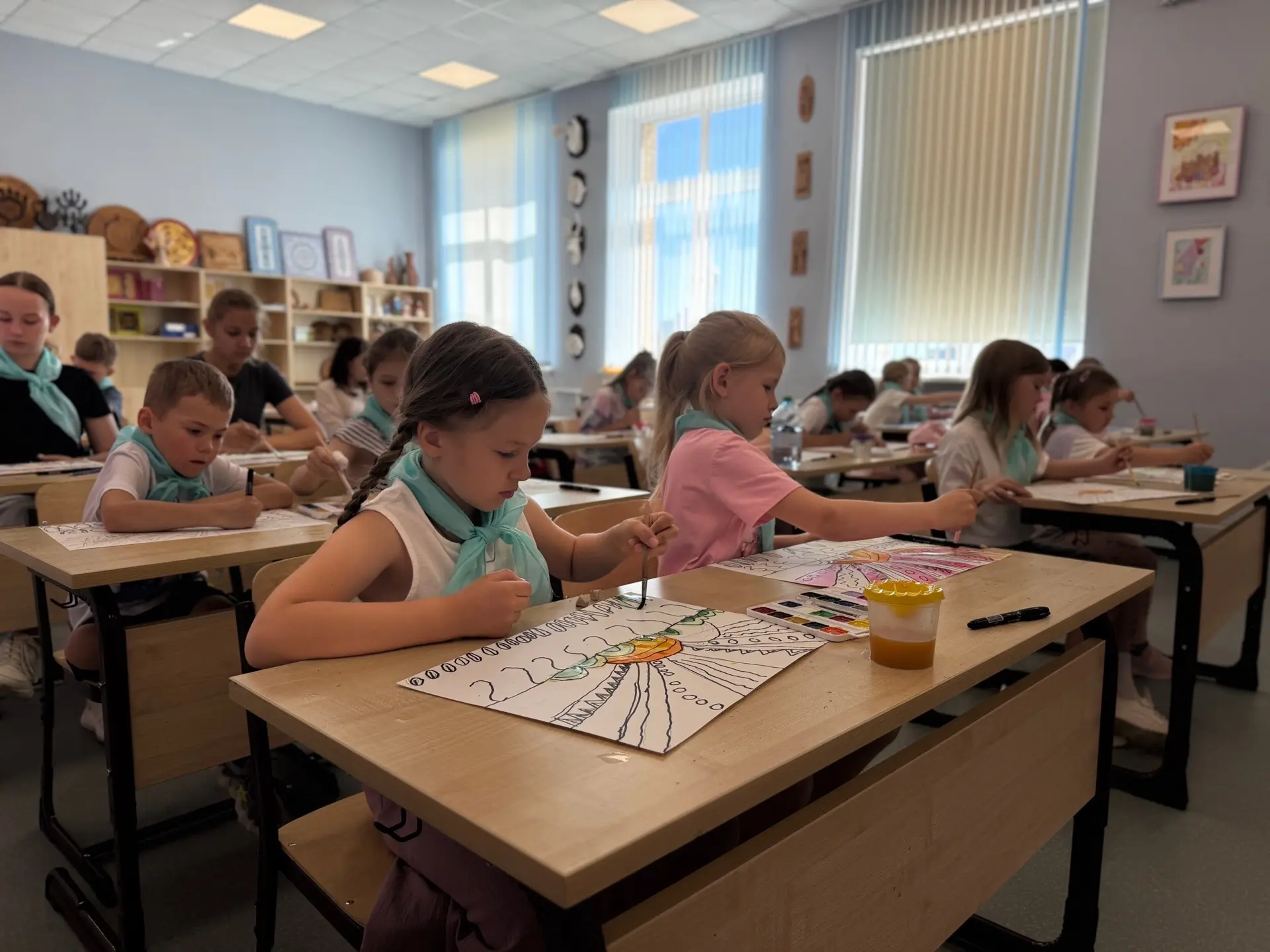 🔆 Ломаем стереотипы или понедельник – день веселый!
 
🎨 Сегодняшний день в летнем лагере начался с