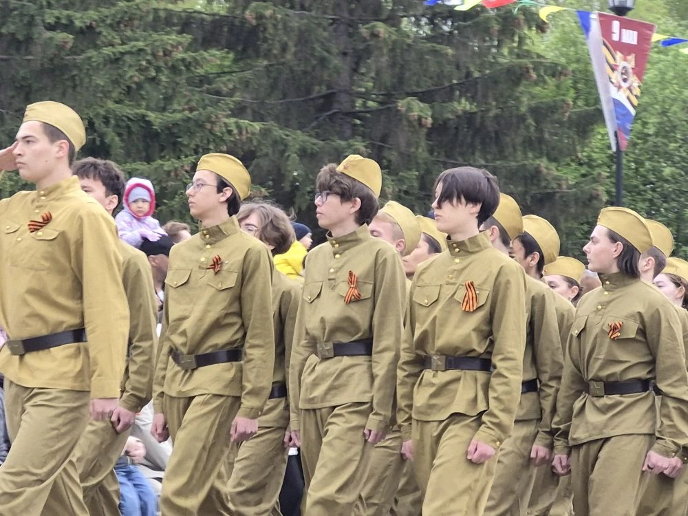 Сегодня, 9 мая 2026 года, главная площадь села Большеустьикинск наполнена особой торжественностью. В