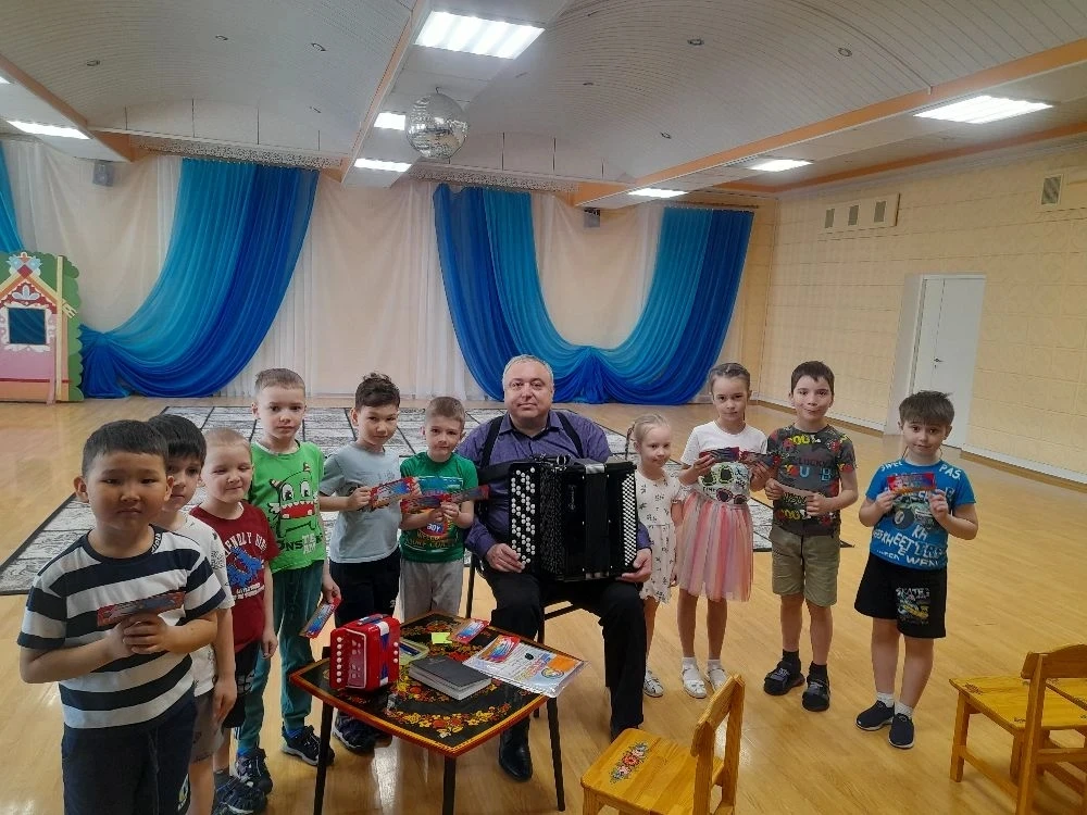 Сегодня преподаватель нашей школы Евгений Александрович Лисовский посетил детский сад "Сказка". Ребя