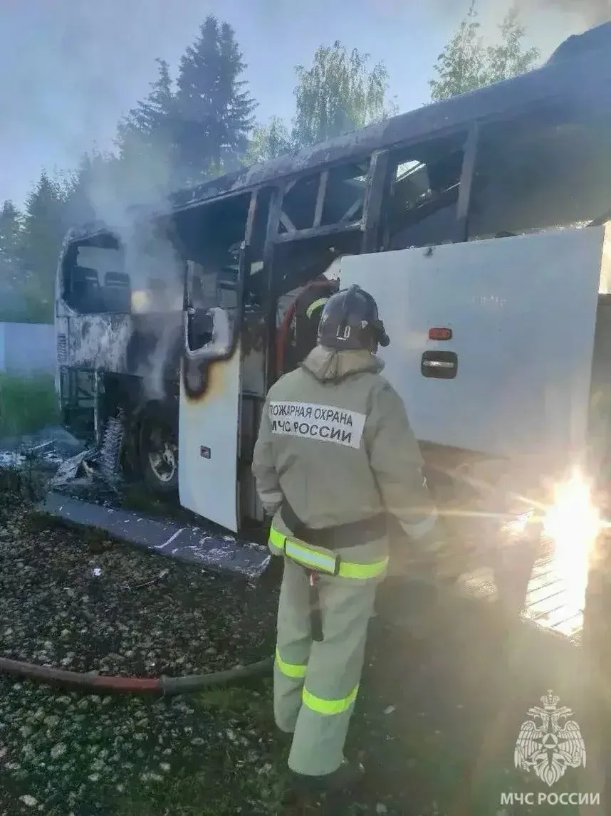 🔥 Автобус загорелся на территории автоколонны в Ельце

В Ельце на Московском шоссе загорелся автобу