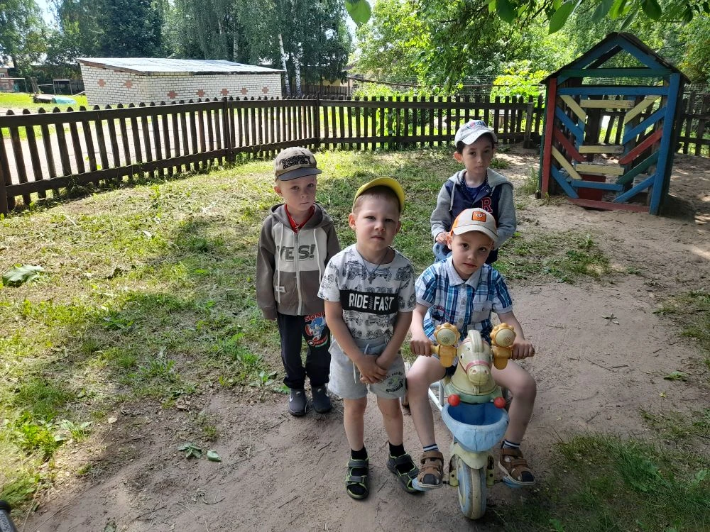 9 июня отмечается День друзей.
Друг — это человек, который всегда рядом, поддерживает в трудные моме
