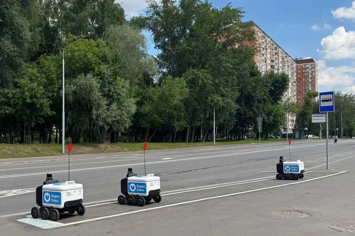 🤖 Роботы-доставщики уже вовсю развозят заказы в районе платформы "Бескудниково". Для них даже преду