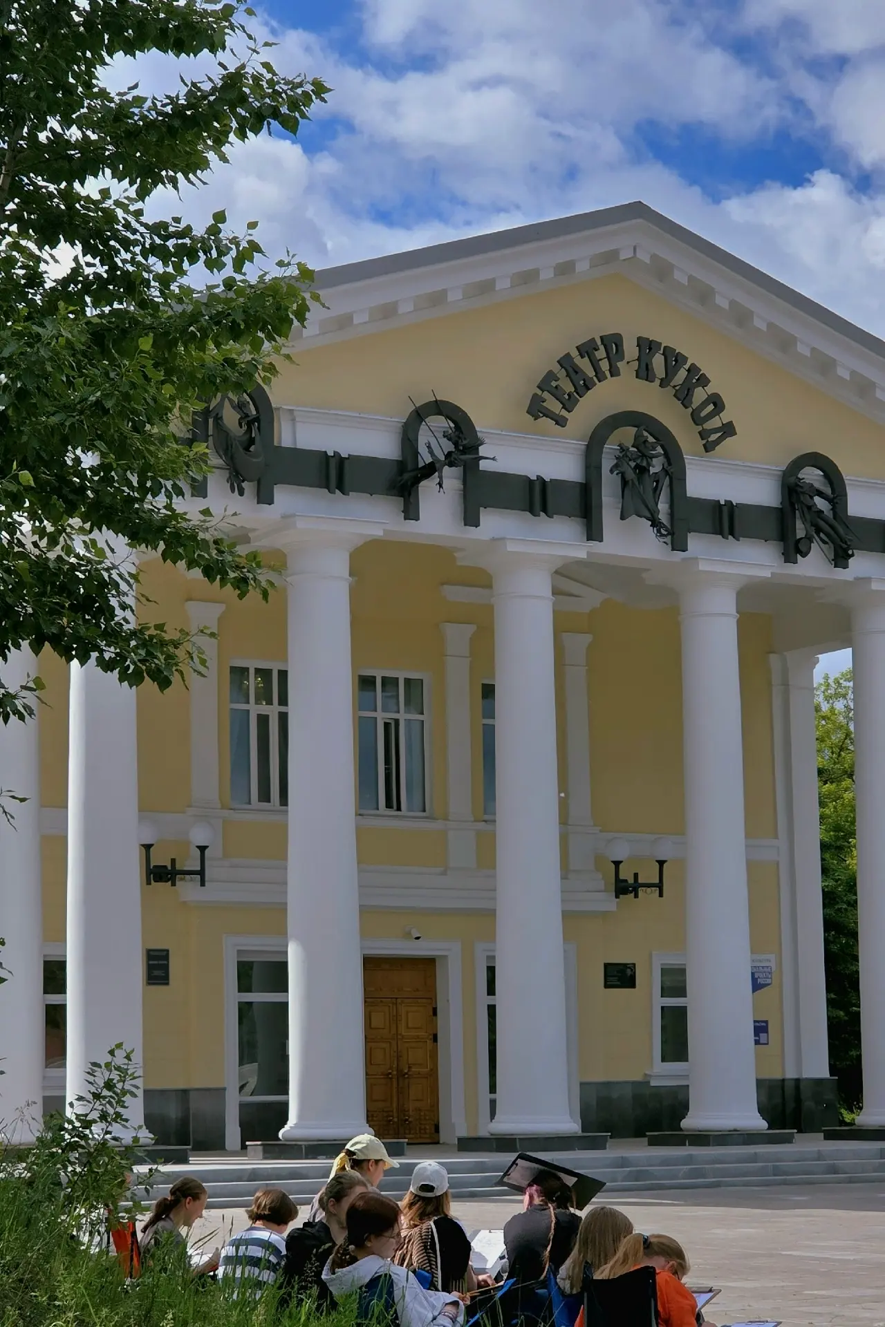 Всю прошлую неделю воспитанники Дзержинской художественной школы рисовали наш город на пленэре🎨

Юн