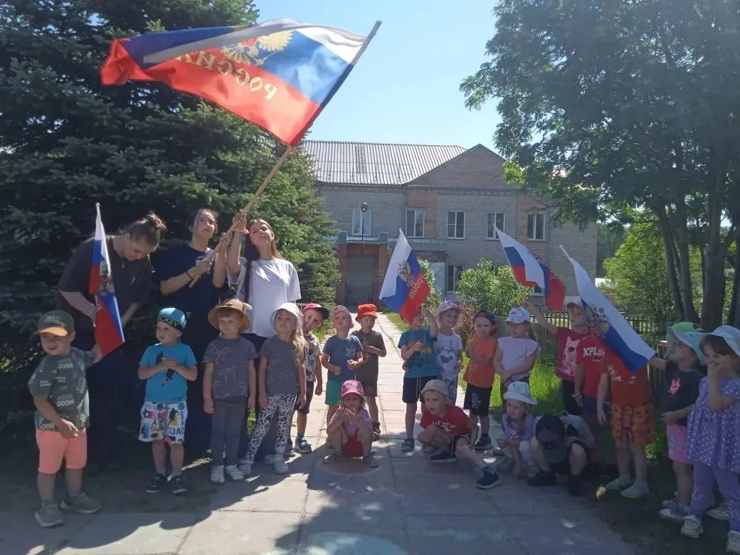Совместное мероприятие со школьниками "Мы рисуем Россию" прошло в группе "Чудо-цветики". Малыши вмес