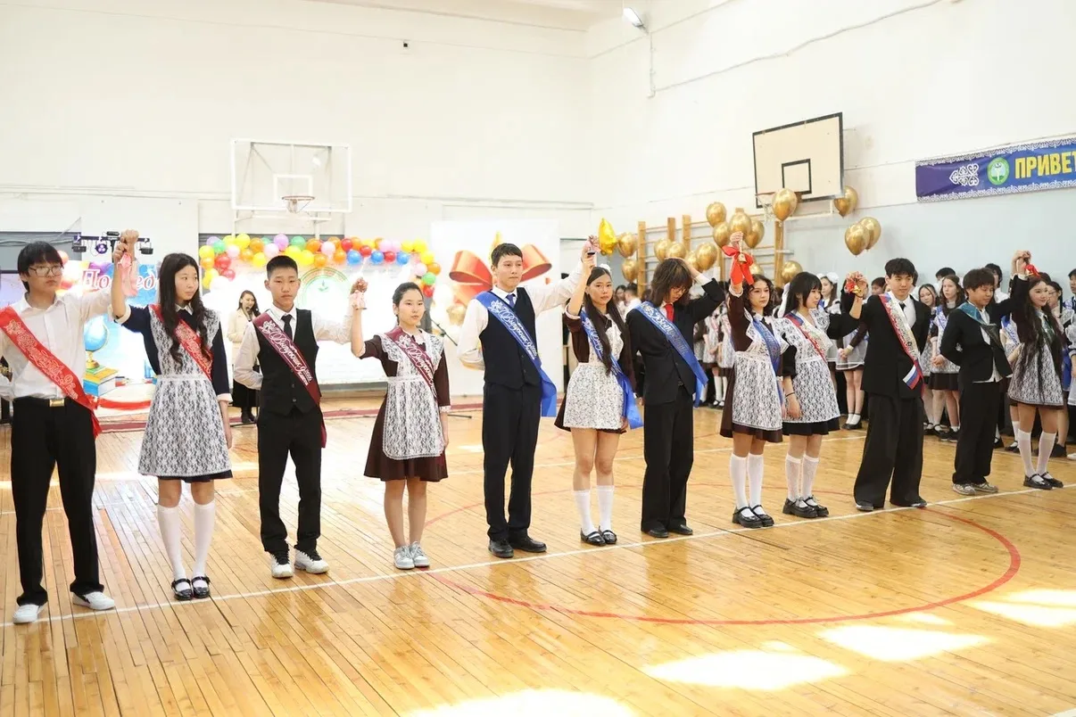 На пороге важных решений 🎓

Для учащихся 9-х классов прозвенел Последний звонок — праздник, который