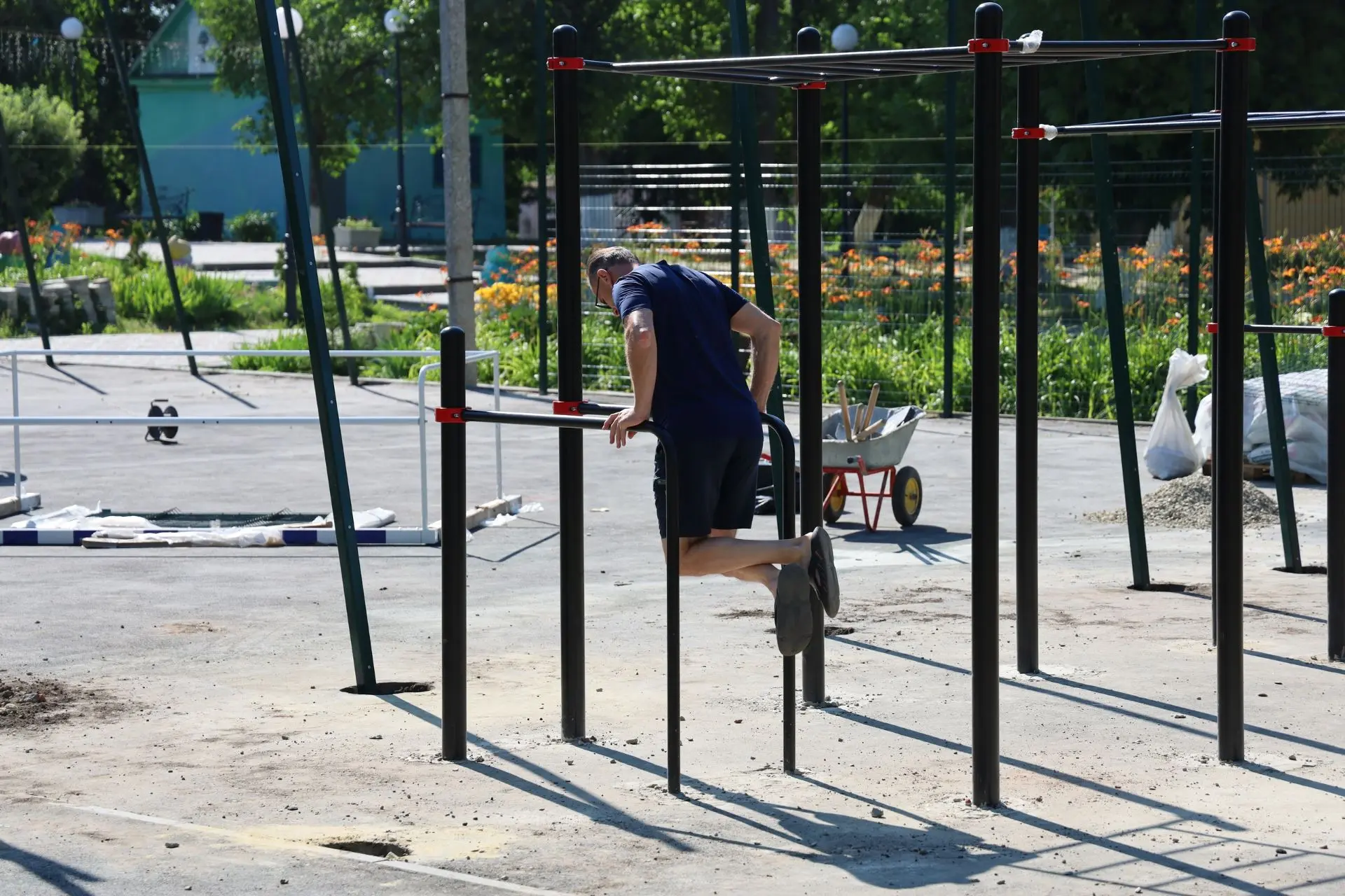 В городском парке продолжаются работы по обустройству новой спортивной площадки в рамках национально