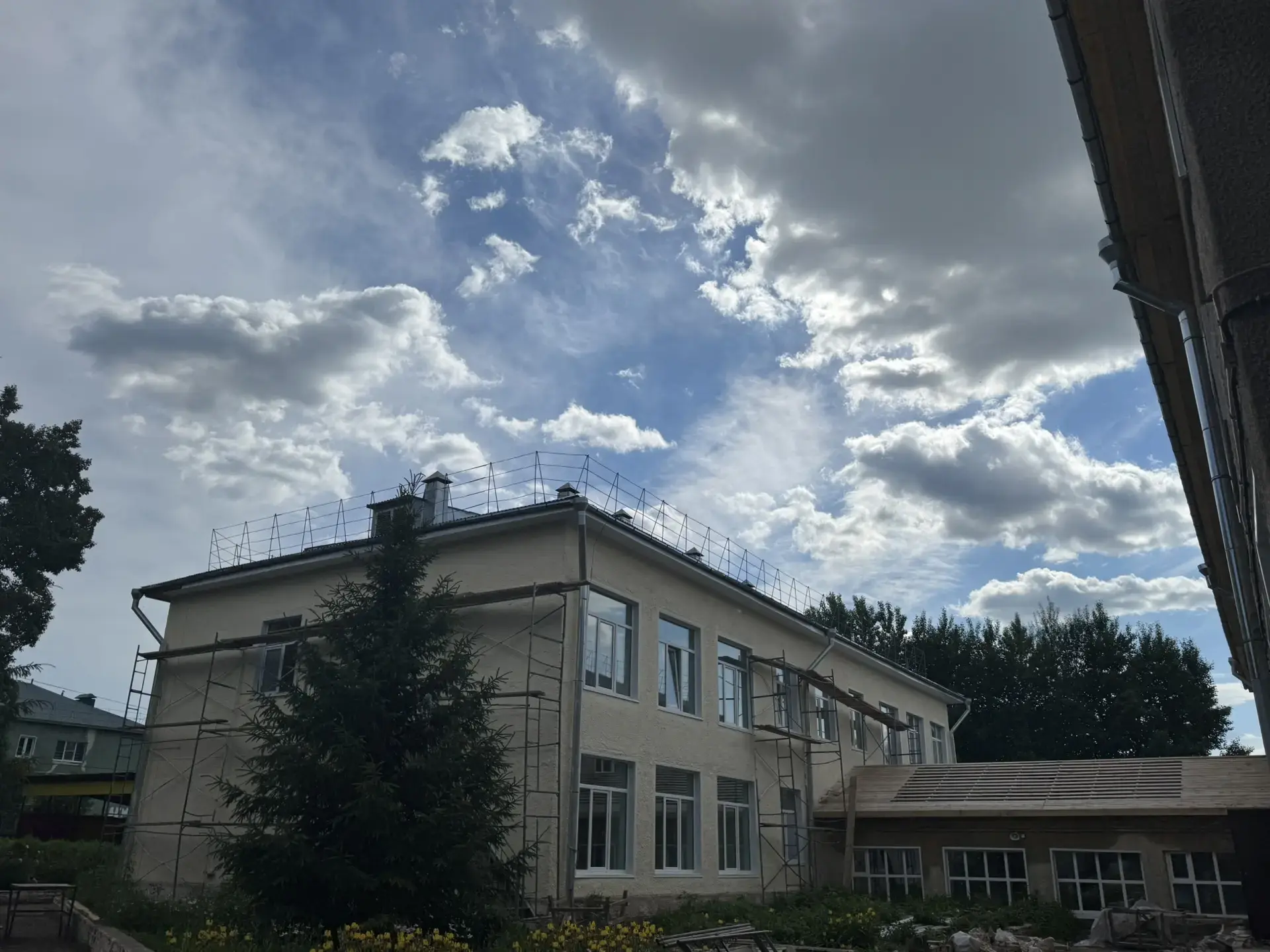 Продолжается капитальный ремонт здания гимназии города Вятские Поляны, расположенного по адресу: ул.