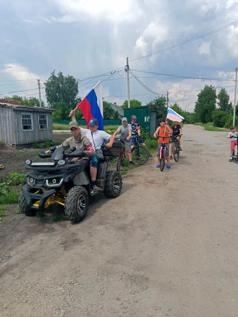 #МБУКДЦКИД #СадовыйСДК #МыРоссия71 #ДеньРоссии

🌳🌿🍀 Россия — это не только Кремль и березы, не то