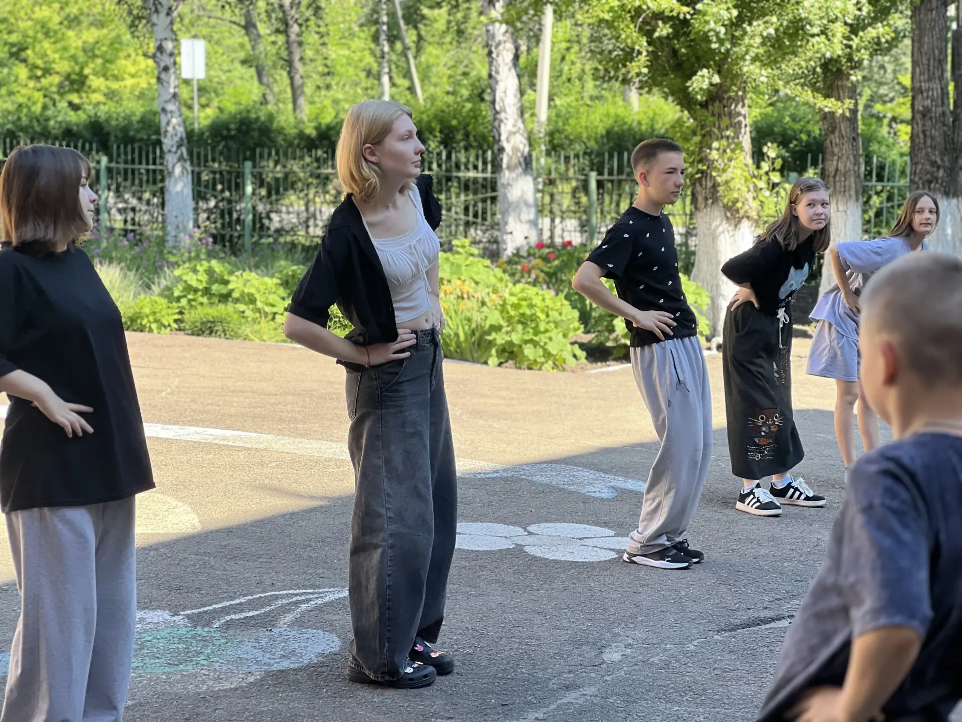 6 июня в пришкольном лагере «Лучики», после зарядки и завтрака, прошел конкурс рисунков на асфальте 