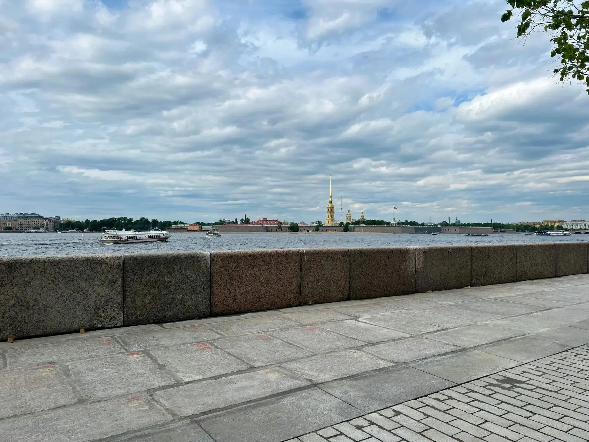 На участке набережной от «Эрмитажной пристани» до «Дворцовой пристани» протяженностью 120 м завершил