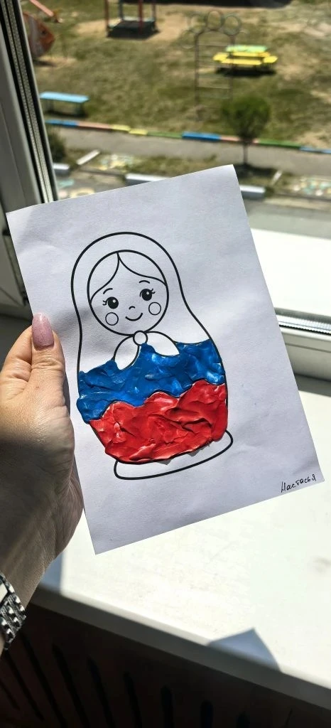 Традиции и патриотизм с самого детства! 🇷🇺✨

В младшей группе ребята познакомились с символом Росс