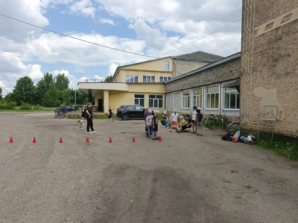 Весело проходит время в нашем  досуговом центре. С ребятами провели Брейн- ринг " Жить без улыбки - 