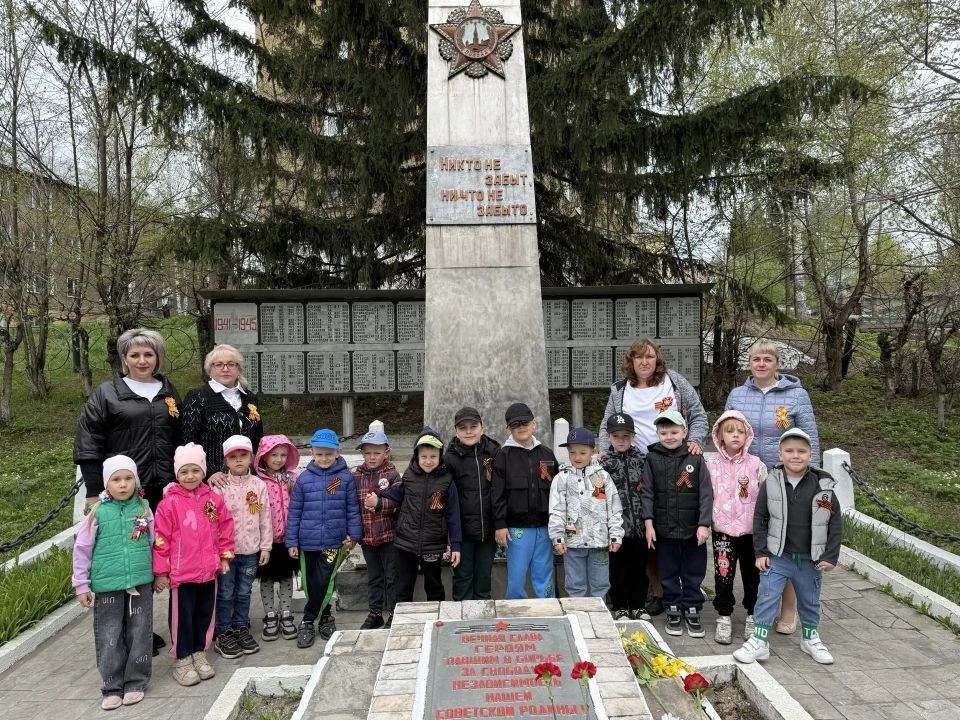 Возложение цветов к обелиску Победы.