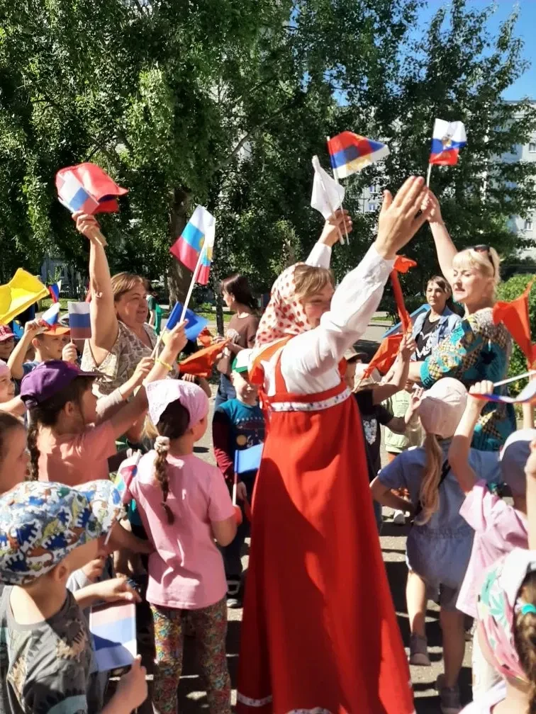 Сегодня в нашем детском саду - яркий и душевный праздник, посвящённый Дню России (12 июня). Это праз