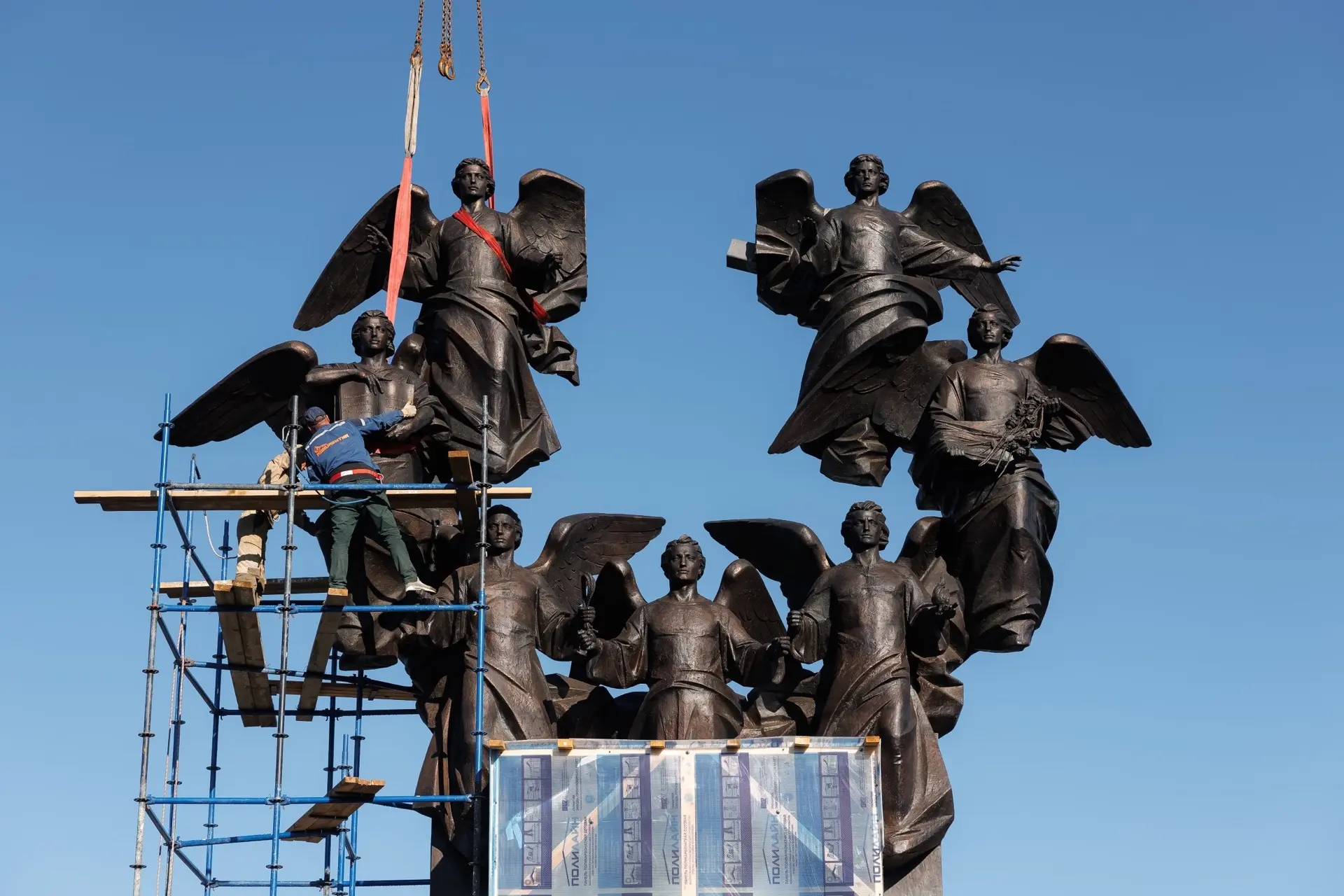 🕊️ В Екатеринбурге продолжается создание уникальной скульптурной композиции «Собор Архистратига Мих