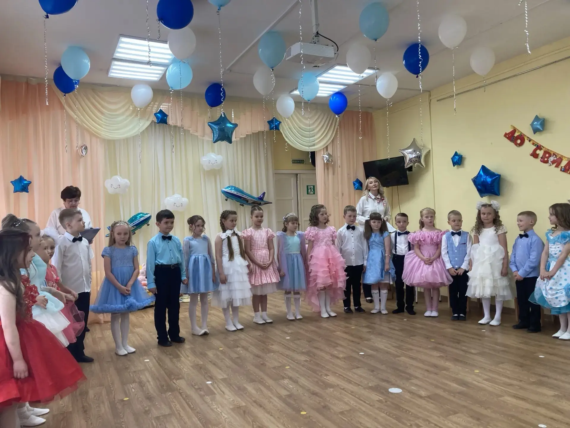 💥💥💥
Сегодня для нас особенный день, мы провожаем наших дорогих воспитанников в школу!
👫
Кажется,