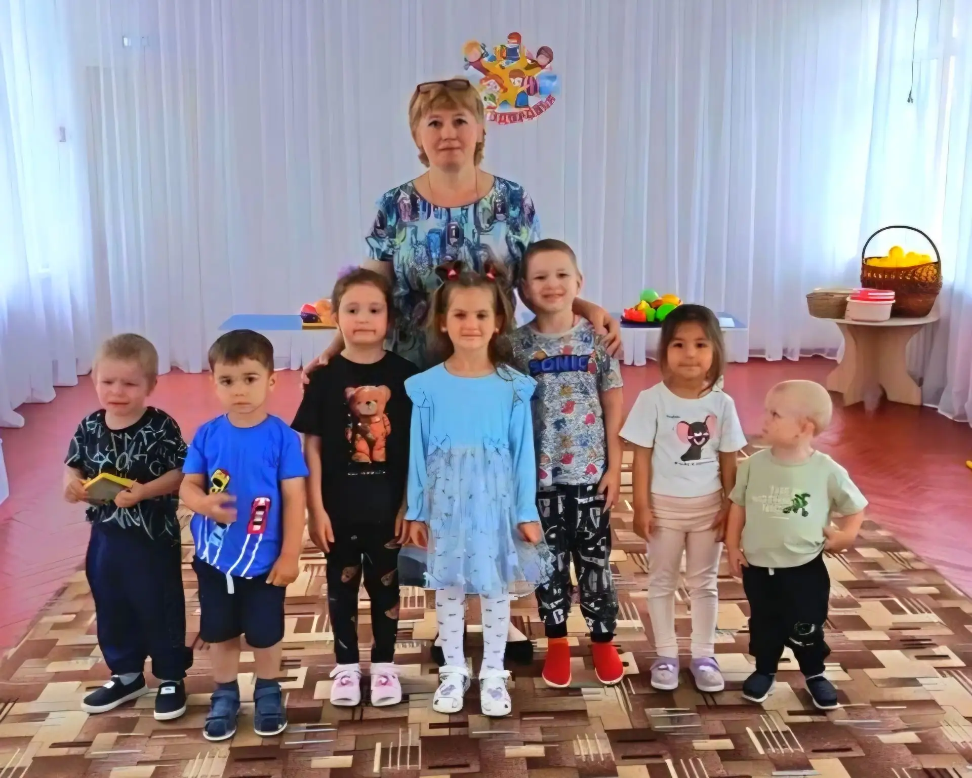 Сегодня в нашем ДОУ прошёл День здоровья! 🌼

Ребята начали день с весёлой зарядки, а затем участвов