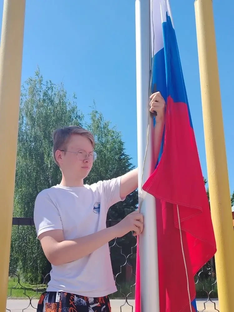 Сегодня утро в пришкольном лагере прошло особенно торжественно: ребята собрались на линейку, посвяще