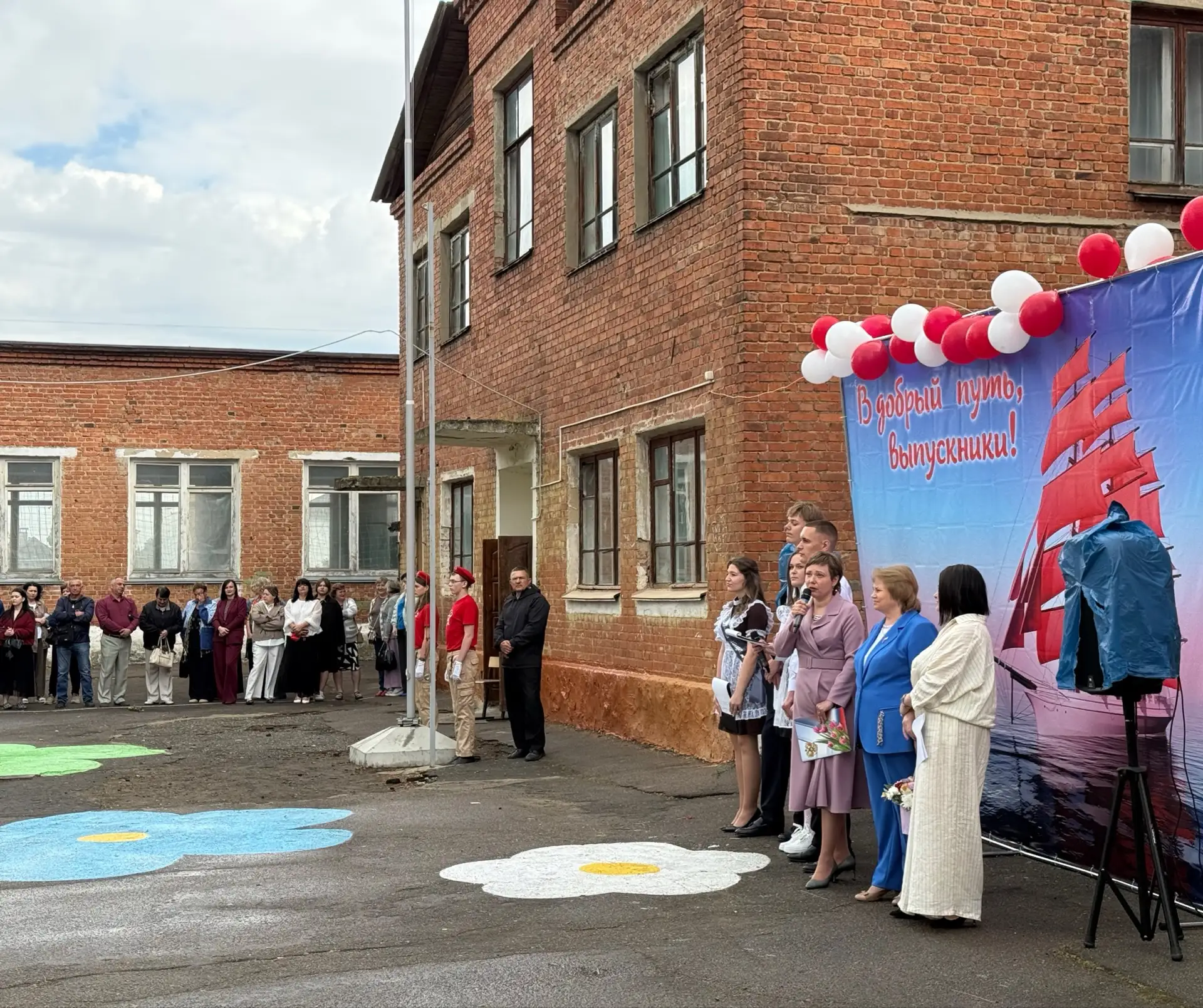 ✨Сегодня в нашей школе царила особенная атмосфера: звучали песни, смеялись выпускники, а в глазах уч