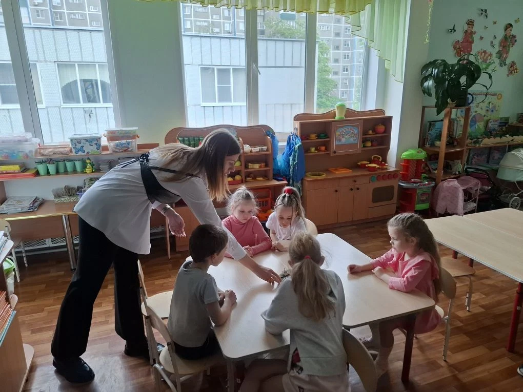 "Теплоходы, как зори,
Входят в Кольский залив,
Коль не видел ты Мурманска с моря,
То не знаешь, как 