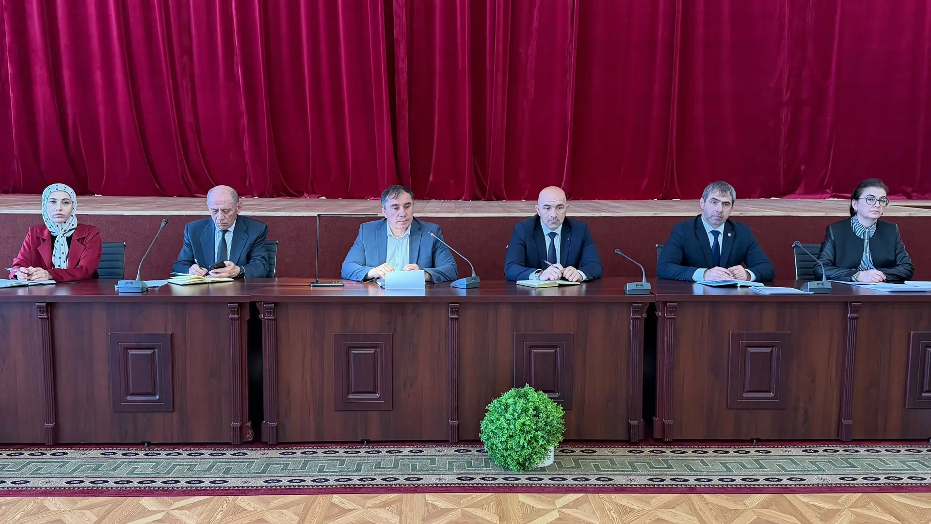 Традиционно рабочую неделю начал с планёрного совещания. В обсуждении актуальных вопросов жизни Кара