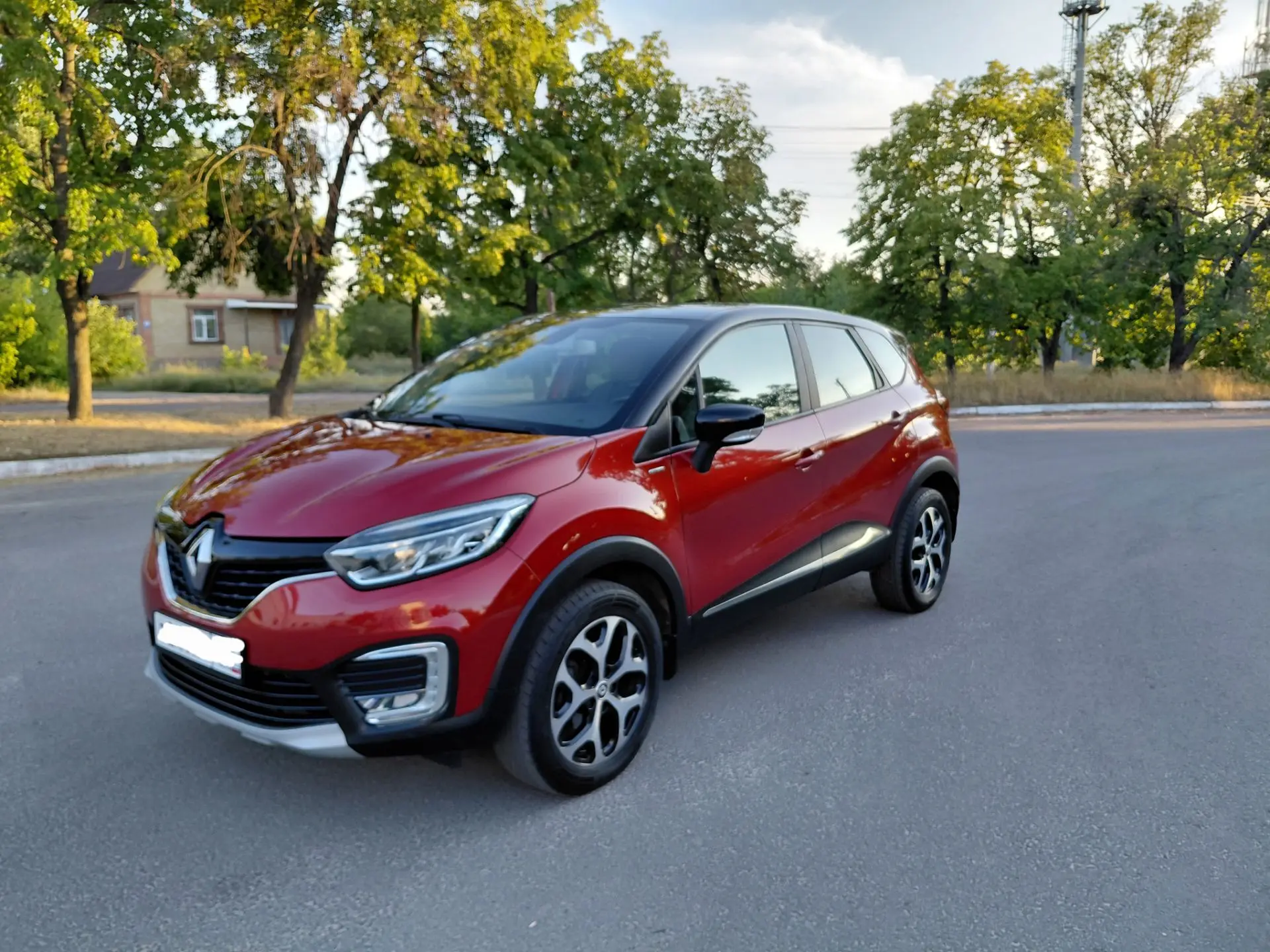 RENAULT KAPTUR  2019г. Пробег 76тыс. Двигатель: 2.0 бензин.             Коробка: АВТОМАТ(классически