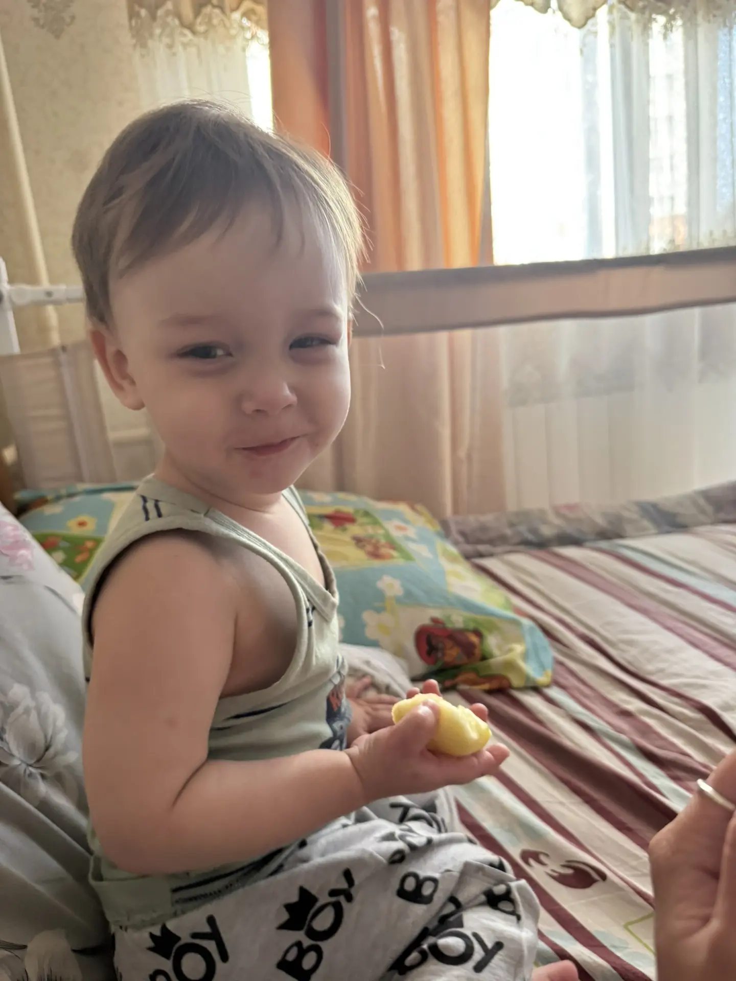 Яблоко 🍎 

С утра уже яблоко 🍎 попросил. Вчера приезжала леля, привезла яблоки 🍎